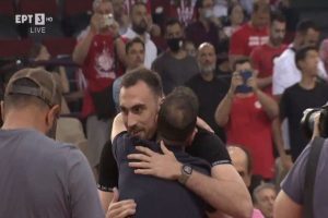 Ολυμπιακός-Παναθηναϊκός: Αποθεώθηκε ο Μιλουτίνοφ στο ΣΕΦ - Θερμό τετ α τετ με τους Αγγελόπουλους