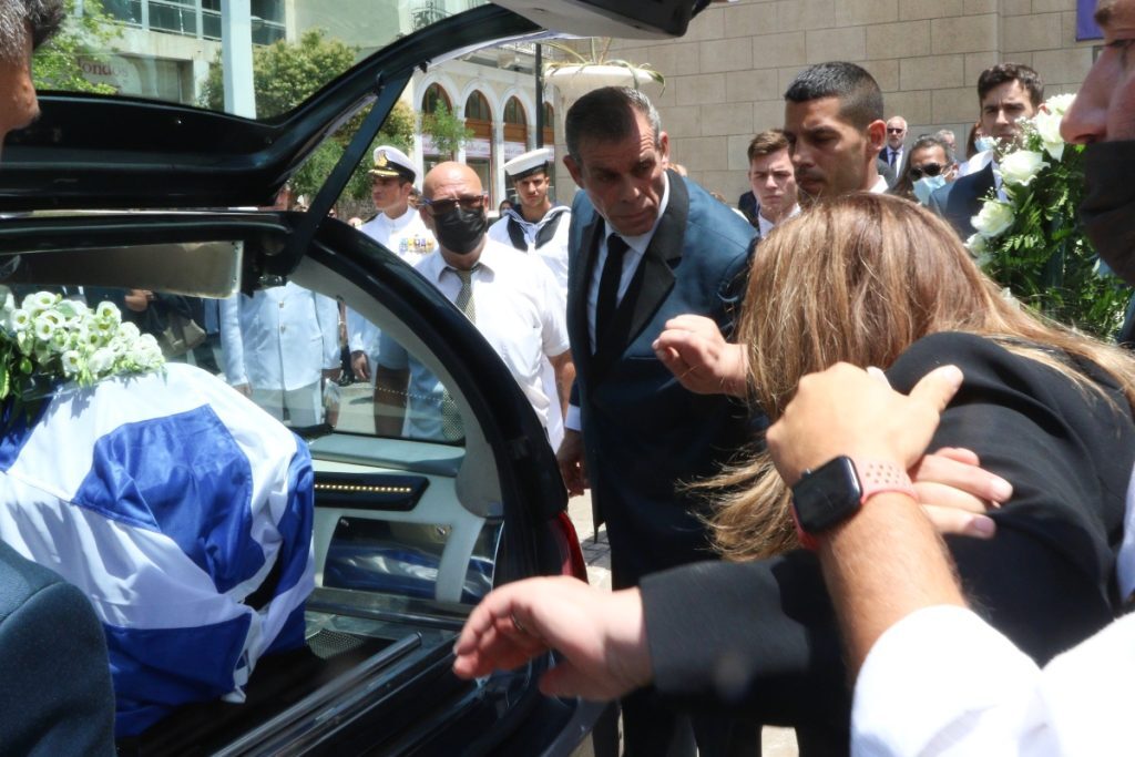 «Σε αγάπησα υπερβολικά…» – Ο σπαρακτικός επικήδειος της Μοιραράκη στην κηδεία του συζύγο