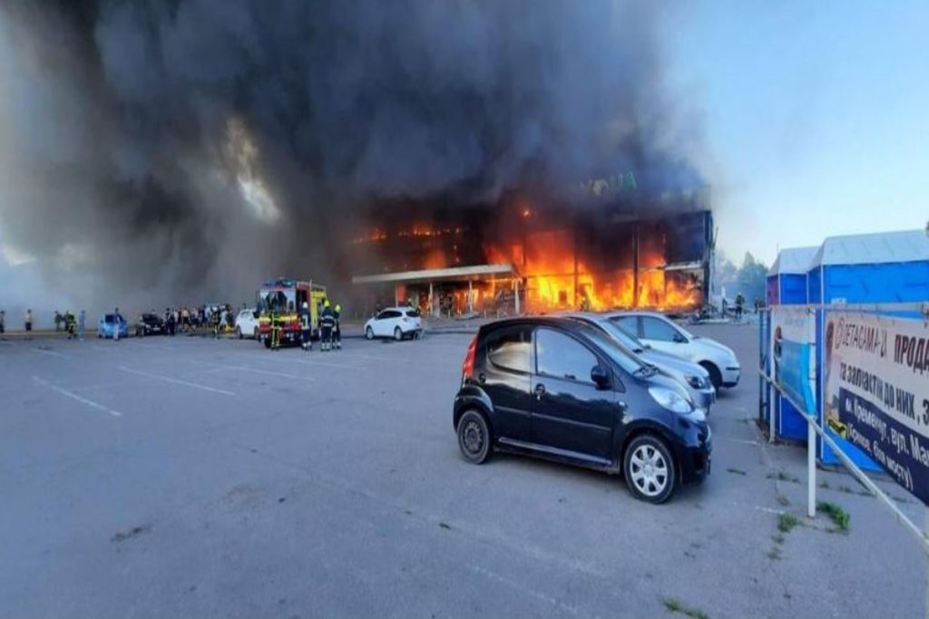 Πόλεμος στην Ουκρανία: Ρωσικοί πύραυλοι «χτύπησαν» εμπορικό κέντρο στο Κρέμεντσουκ – Πάνω από 1.000 
