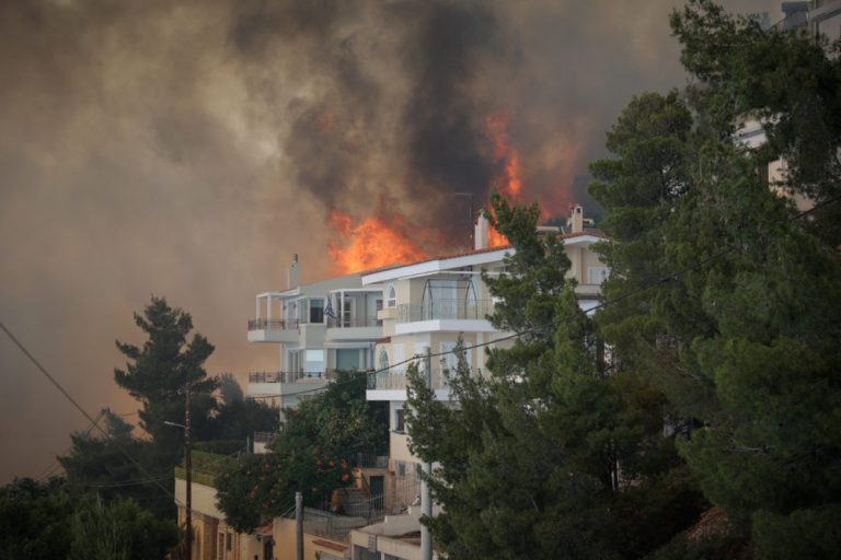 Φωτιά στη Βούλα: Εκκενώνονται 4 περιοχές,τα Παιδικά Χωριά SOS και γηροκομείο