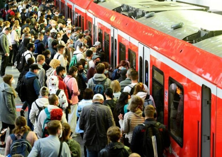 Γερμανία: Χάος στα τρένα μετά την θέσπιση του εισιτηρίου των 9 ευρώ – Όλη η χώρα στο «πόδι» για το τριήμερο της Πεντηκοστής