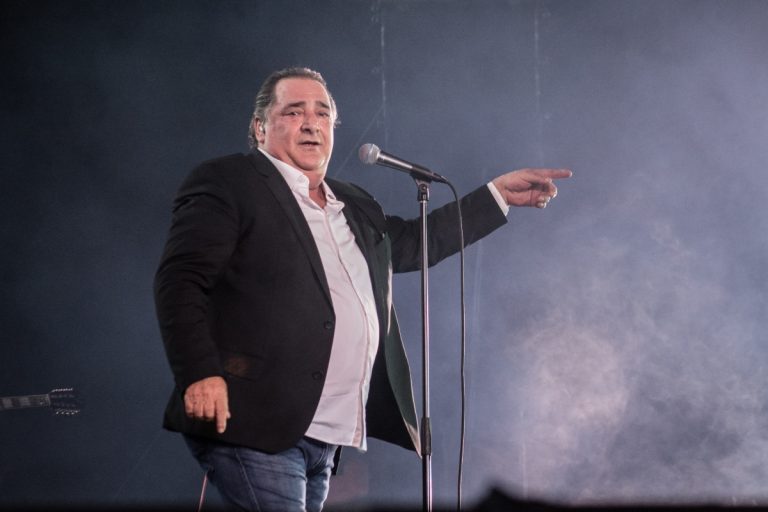 Βασίλης Καρράς: Δύσκολες ώρες για τον λαϊκό τραγουδιστή – Το σοβαρό πρόβλημα υγείας και η ακύρωση της συνεργασίας με την Πάολα