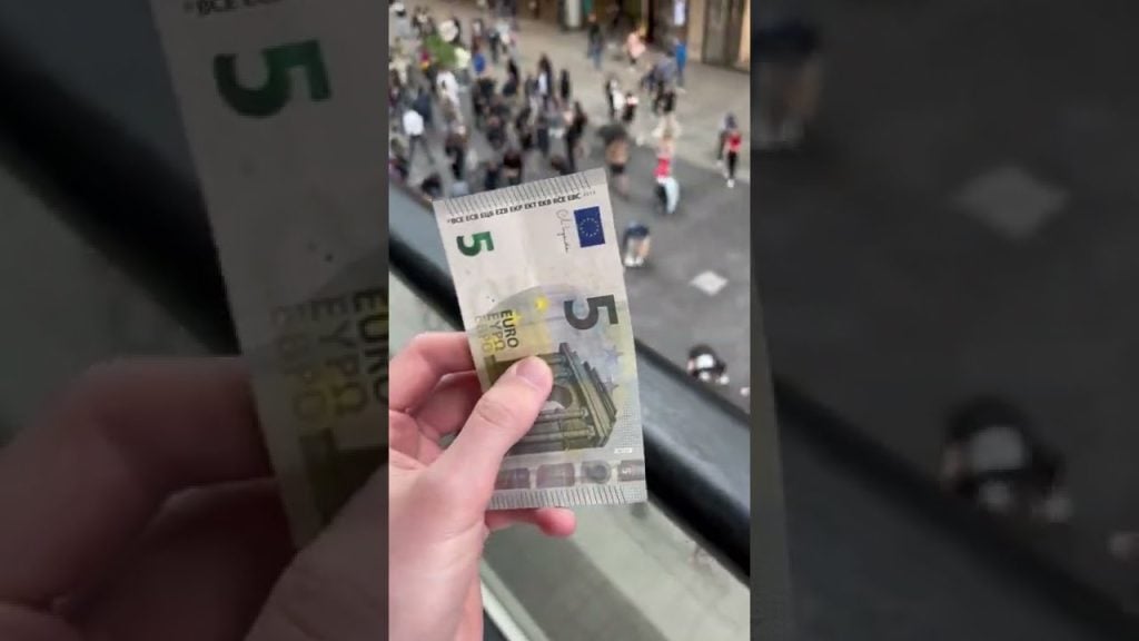 Τα viral της ημέρας: Έβρεξε…λεφτά σε εμπορικό κέντρο – Σε πανικό οι καταναλωτές [βίντεο]