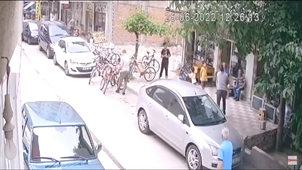 Τουρκία: Μωρό έπεσε από μπαλκόνι στην πλάτη ενός άνδρα – Το συγκλονιστικό βίντεο