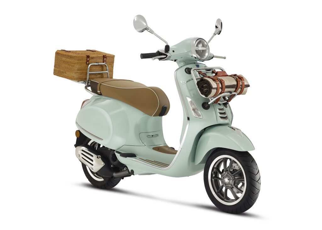 Μια ειδική έκδοση της Vespa Primavera 20 – 125 εξοπλισμένη με καλάθι και κουβέρτα για πικνικ
