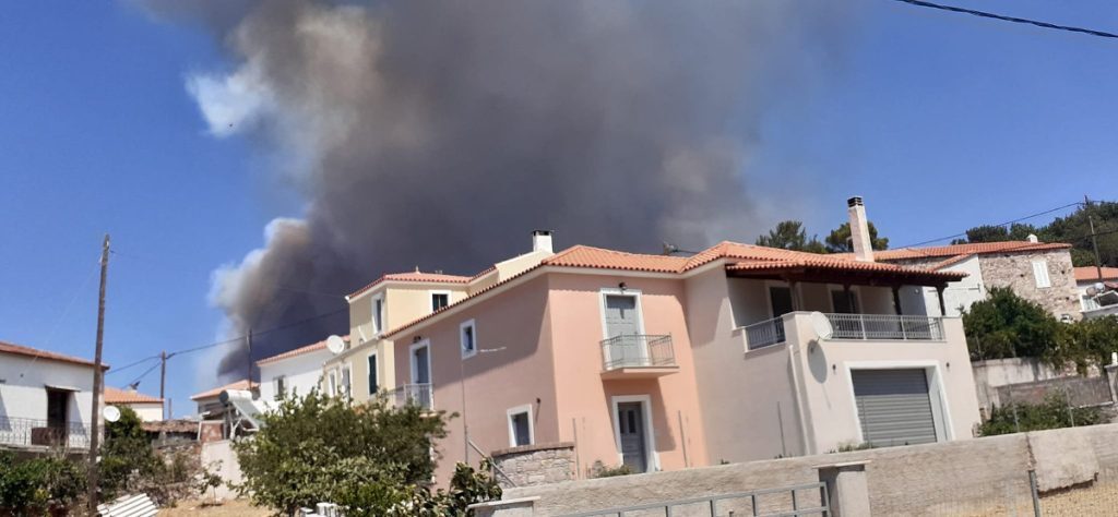 Λέσβος: Μεγάλη αναζωπύρωση της φωτιάς – Εκκενώνεται ξανά η Βρίσα