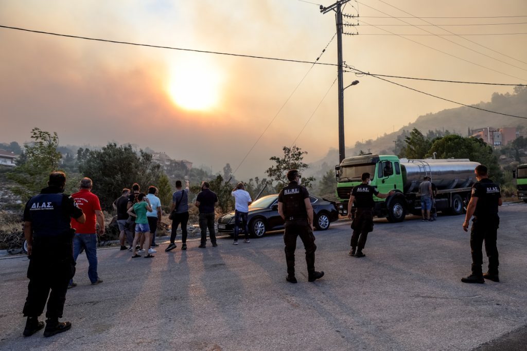 Φωτιά τώρα στην Πεντέλη: Πού έχει διακοπεί η κυκλοφορία των οχημάτων