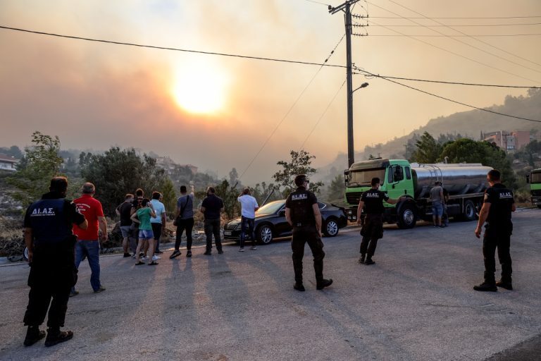 Φωτιά τώρα στην Πεντέλη: Πού έχει διακοπεί η κυκλοφορία των οχημάτων