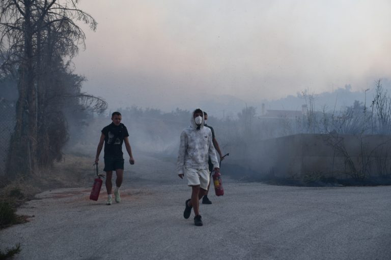 Φωτιά στην Πεντέλη: «Μην εισπνέετε τον εξωτερικό αέρα» – Οδηγίες για αποφυγή αναπνευστικών πρ