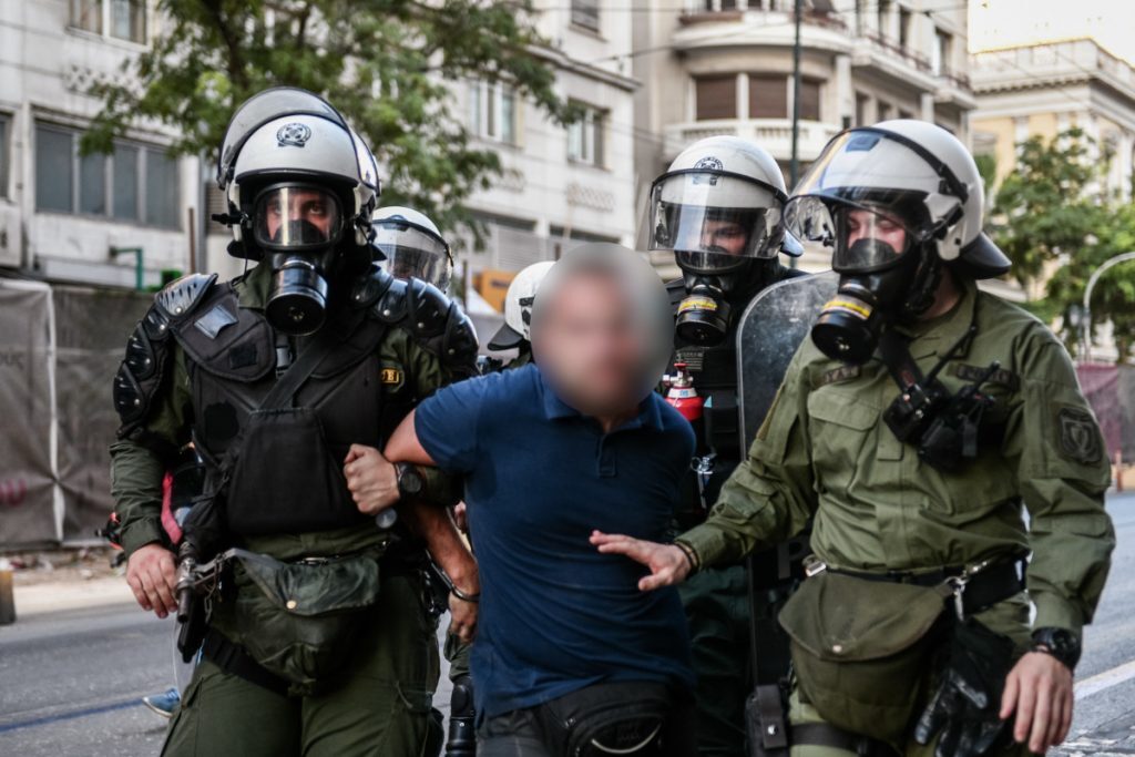 Στη… σέντρα ο νταής των ΜΑΤ: «Έχει θέματα, να δούμε τα προβλήματά του»