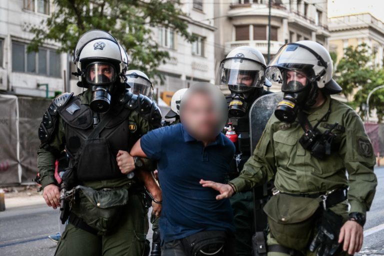 Στη… σέντρα ο νταής των ΜΑΤ: «Έχει θέματα, να δούμε τα προβλήματά του»
