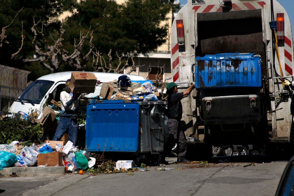 Απίστευτο περιστατικό στη Θεσσαλονίκη: Έδειρε υπάλληλο καθαριότητας επειδή τον ξύπνησε με το… απορρι