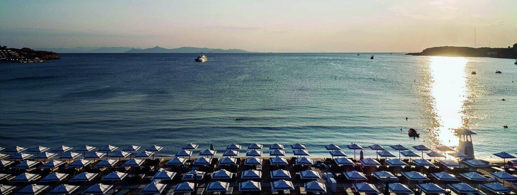 Πτώση ελικοπτέρου στον όρμο της Βουλιαγμένης – Σώοι οι πέντε επιβαίνοντες