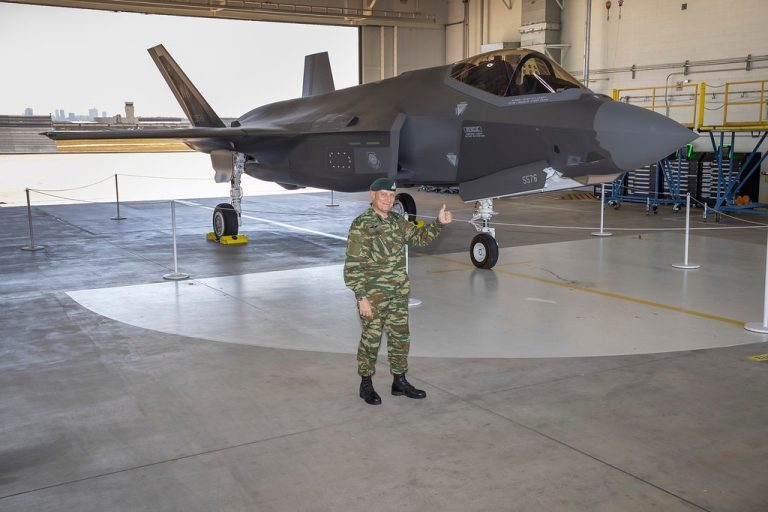 Στη γραμμή παραγωγής των F-35 o αρχηγός ΓΕΕΘΑ, Κωνσταντίνος Φλώρος