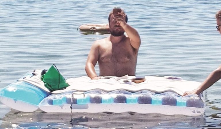 Σάλος με ιερέα που λειτούργησε με μαγιό και φουσκωτό… στρώμα