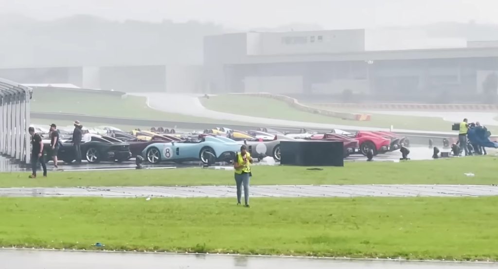 Αμέτρητες ανοιχτές Ferrari Monza SP γίνονται …μούσκεμα στη βροχή