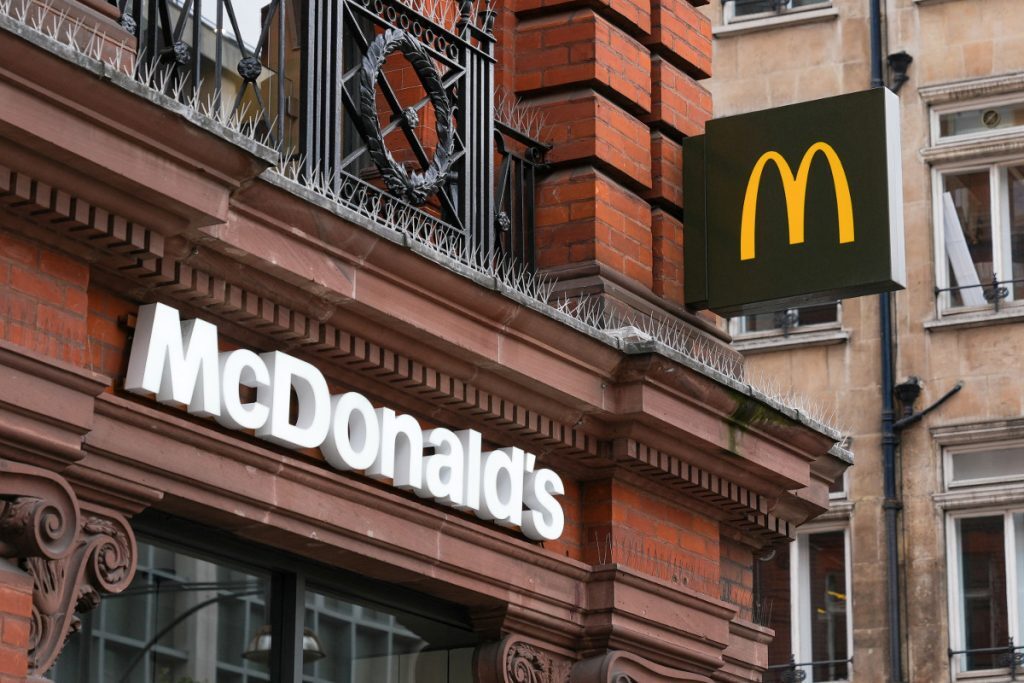 «Βόμβα» από τα McDonald’s: Ανεβάζουν την τιμή του cheeseburger για πρώτη φορά εδώ και 14 χρόνια