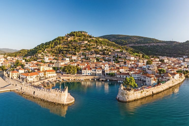 Ναύπακτος: Ταξίδι στο ιστορικό λιμάνι με τους δύο πύργους