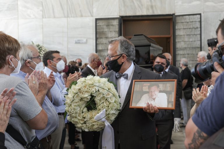 Ηλίας Νικολακόπουλος: Το τελευταίο αντίο από συγγενείς και φίλους