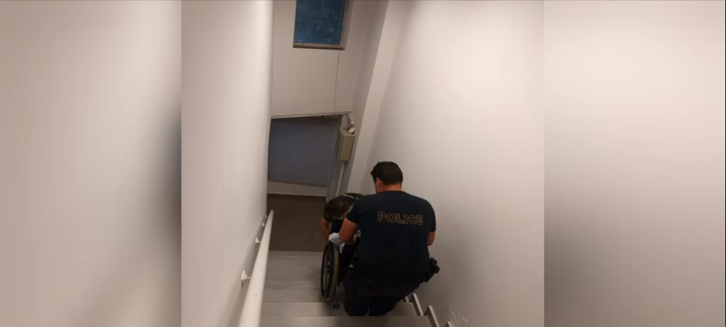 Φωτιά στην Πεντέλη: Η Αστυνομία απεγκλωβίζει ΑμεΑ που κινδυνεύουν