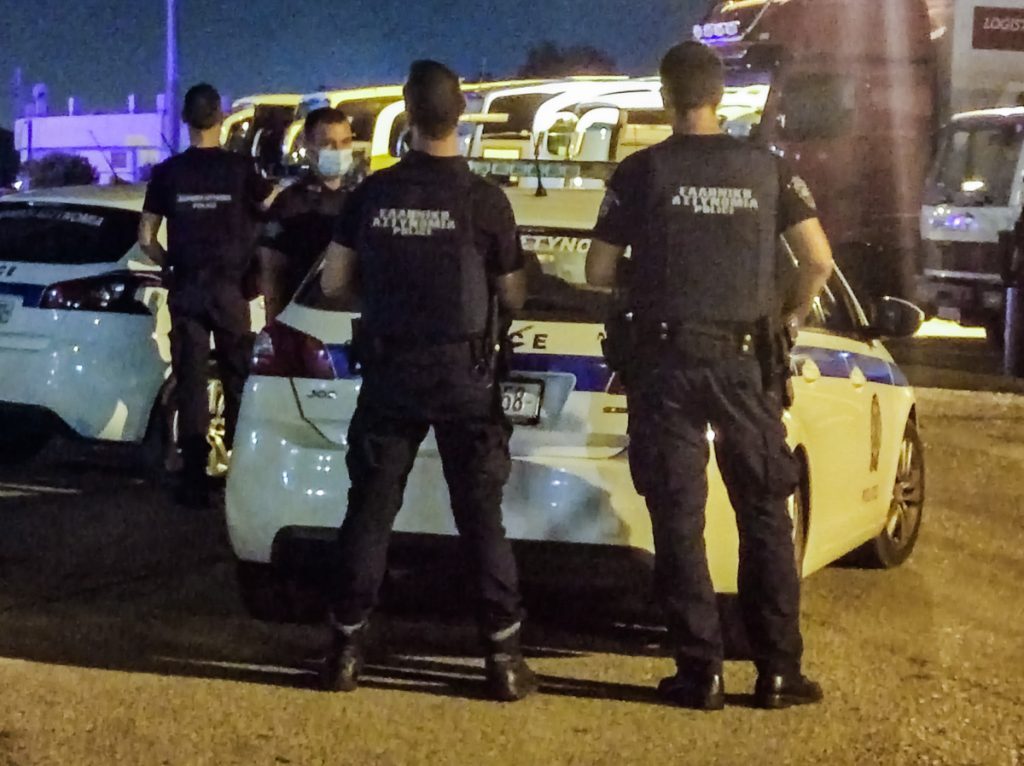 Συνεχίζεται το θρίλερ στην Πάτρα: Άνδρας απειλεί με καραμπίνα και φιάλη υγραερίου – Η ΕΛ.ΑΣ. συνεχίζει τη διαπραγμάτευση