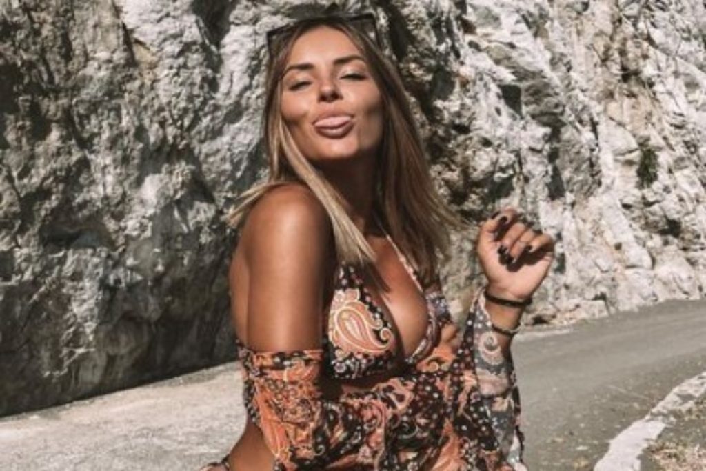 Σοφιάνα Αβραμάκη: Κάνει βουτιά και οι λουόμενοι παραληρούν – Δείτε τα αποκαλυπτικά στιγμιότυπα