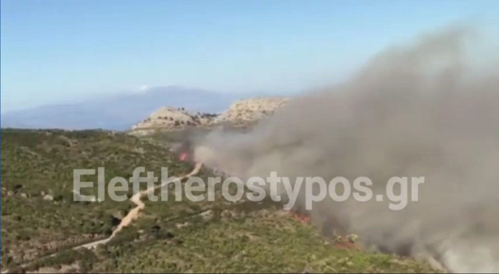 Φωτιά στην Πεντέλη: Στις αυλές των σπιτιών οι φλόγες – Εκκενώθηκε το Ντράφι, πνέουν άνεμοι άνω των 9 μποφόρ