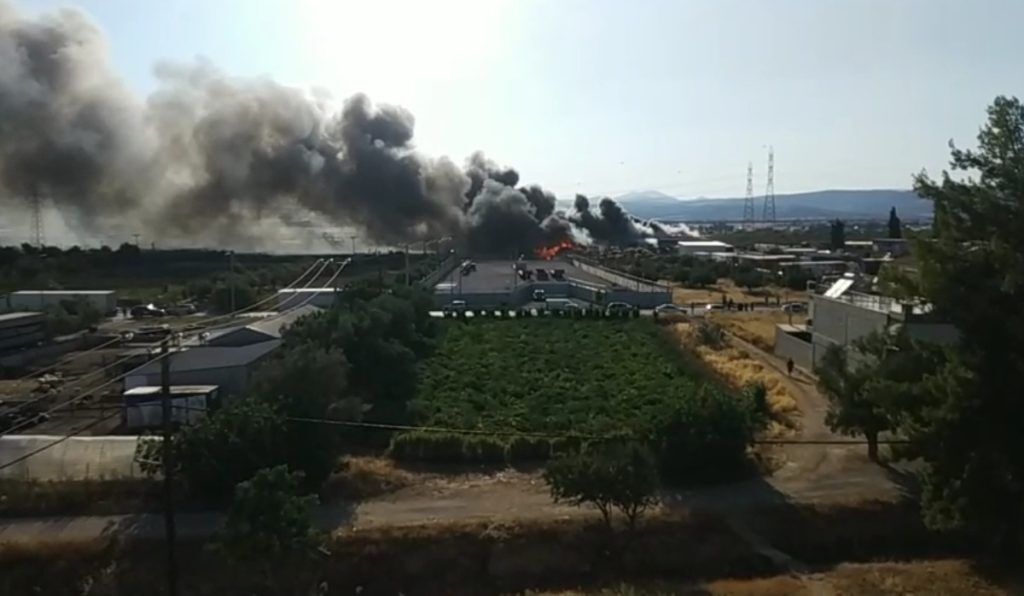 Φωτιά στον Ασπρόπυργο: Και δεύτερο εργοστάσιο στις φλόγες – Μήνυμα από το 112 στους κατοίκους