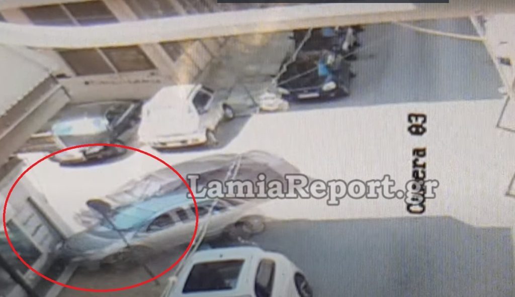 Λαμία: Καρέ-καρέ η στιγμή που αυτοκίνητο καρφώνεται σε βιτρίνα καταστήματος