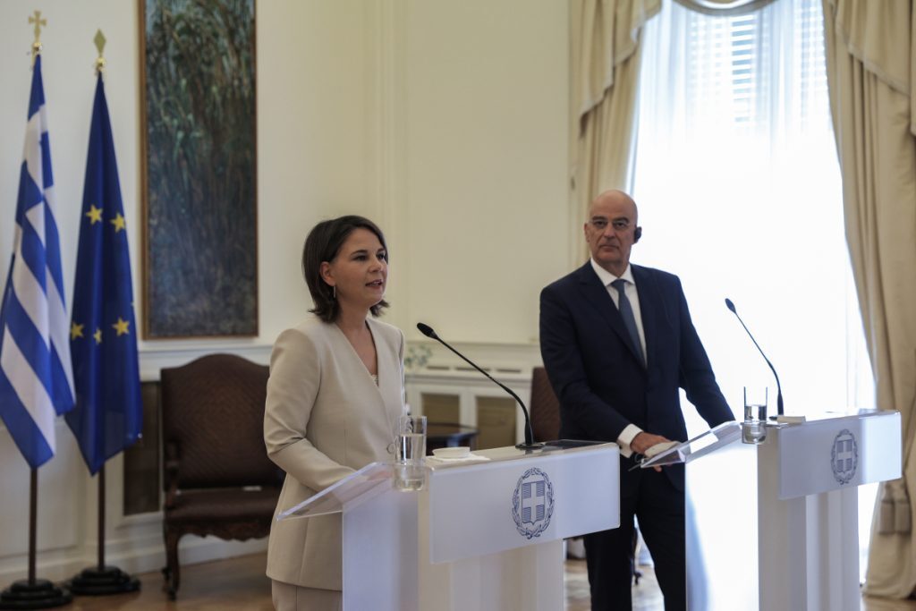 Τα θέματα που έθεσε ο Δένδιας στην Μπέρμποκ: Γερμανικές αποζημιώσεις και «όχι» στα υποβρύχια στην Το