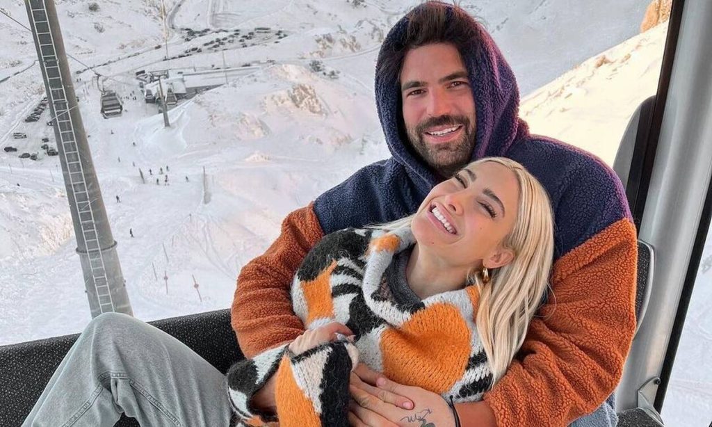 Ιωάννα Τούνη: Ολόσωμη φωτογραφία της influencer στον 5ο μήνα εγκυμοσύνης – Με μικροσκοπικό θαλασσί μαγιό
