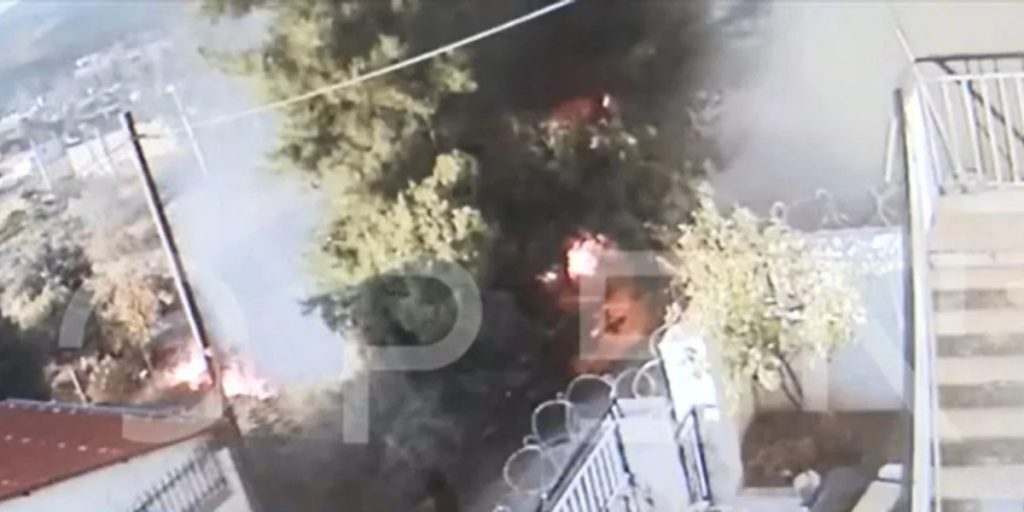 Βίντεο-ντοκουμέντο από τον Ασπρόπυργο: Κάμερα «έπιασε» εμπρηστή που έβαλε φωτιά δίπλα σε σπίτια