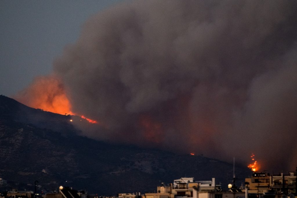 Φωτιά στην Πεντέλη: «Κοκκίνισε» ο αττικός ουρανός – Δείτε βίντεο ντοκουμέντο από την πύρινη λαίλαπα
