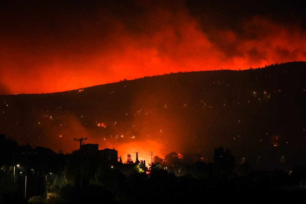 Νύχτα-κόλαση στην Πεντέλη: Εκκενώθηκαν Ανθούσα, Ντράφι, Διώνη και Δασαμάρι – Στα σπίτια οι φλόγες, αλλάζουν συνεχώς φορά οι άνεμοι [βίντεο]