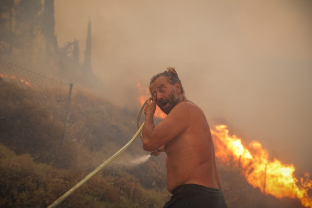 Φωτιά στην Πεντέλη: Συναγερμός από το 112 – «Εκκενώστε την Ανθούσα με κατεύθυνση προς Γέρακα»