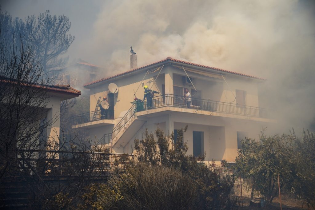 Φωτιά στη Λέσβο: Απεγκλωβίστηκαν εννέα άτομα από την ακτή των Βατερών με σκάφη του Λιμενικού