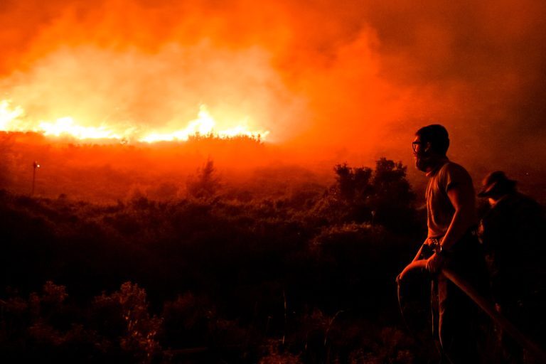 Φωτιά στους Φούρνους – Σπεύδουν ενισχύσεις από Σάμο και Ικαρία
