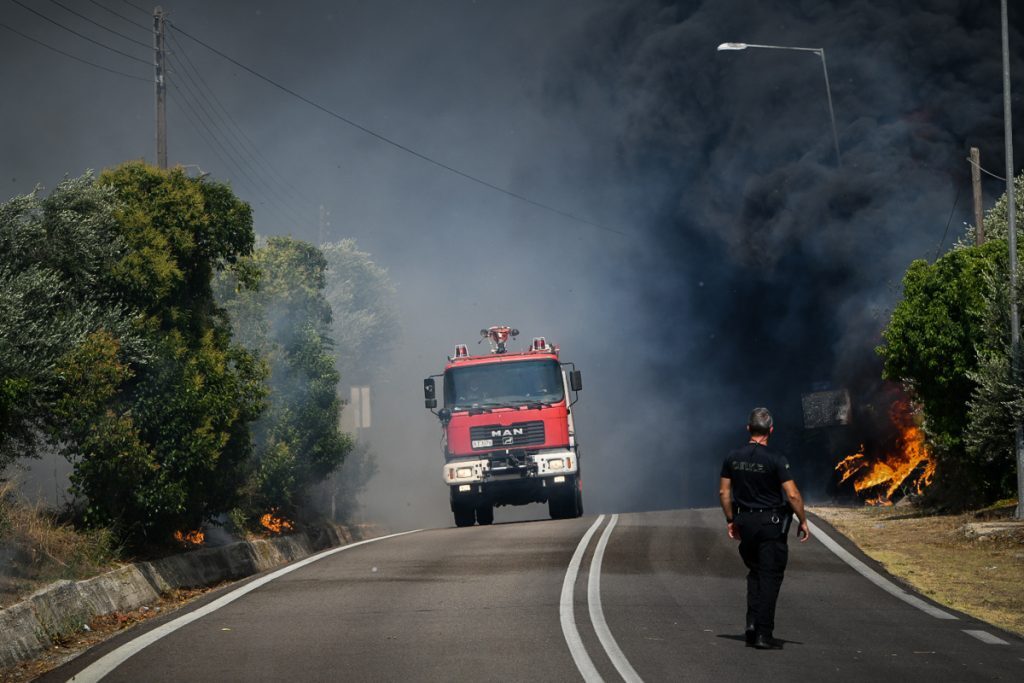 Φωτιά στη Μάνδρα: Ήχησε το 112 – Μεγάλες δυνάμεις της πυροσβεστικής στο σημείο