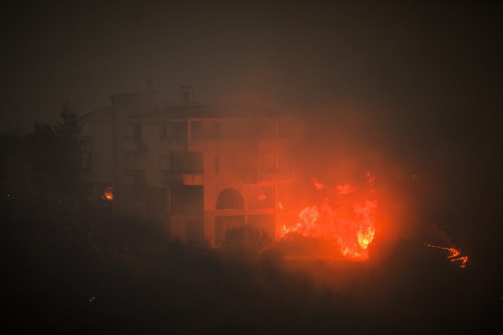 Φωτιά στην Πεντέλη: Ραγίζουν καρδιές – Η συγκλονιστική στιγμή που το σπίτι παραδίδεται στις φλόγες [