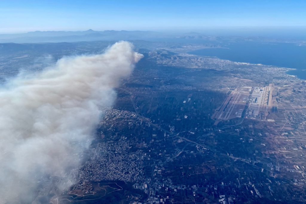 Φωτιά στην Πεντέλη: Εικόνα σοκ – Έως και 400 χιλιόμετρα μεταφέρθηκε ο καπνός από την πυρκαγιά