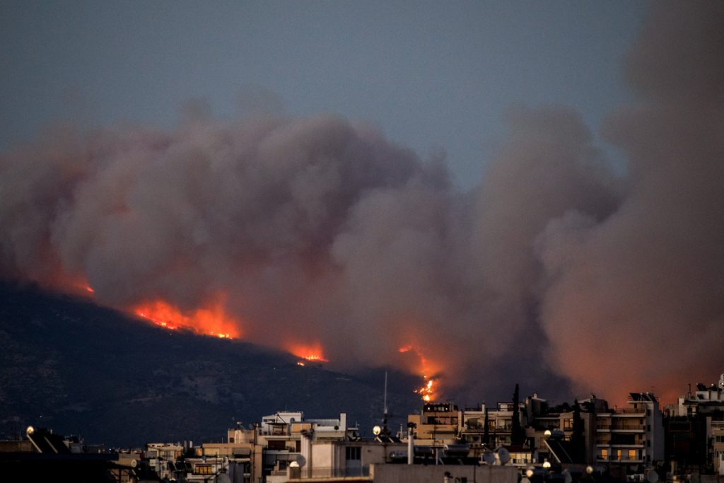Πως φούντωσε η φωτιά στην Πεντέλη – Στο κόκκινο και σήμερα οι πυρομετεωρολογικές συνθήκες