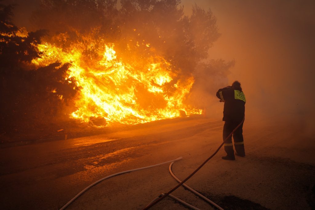 Μεγάλη φωτιά σε δάσος στην Ηλεία απειλεί δύο χωριά – Ορατή και από Αρκαδία