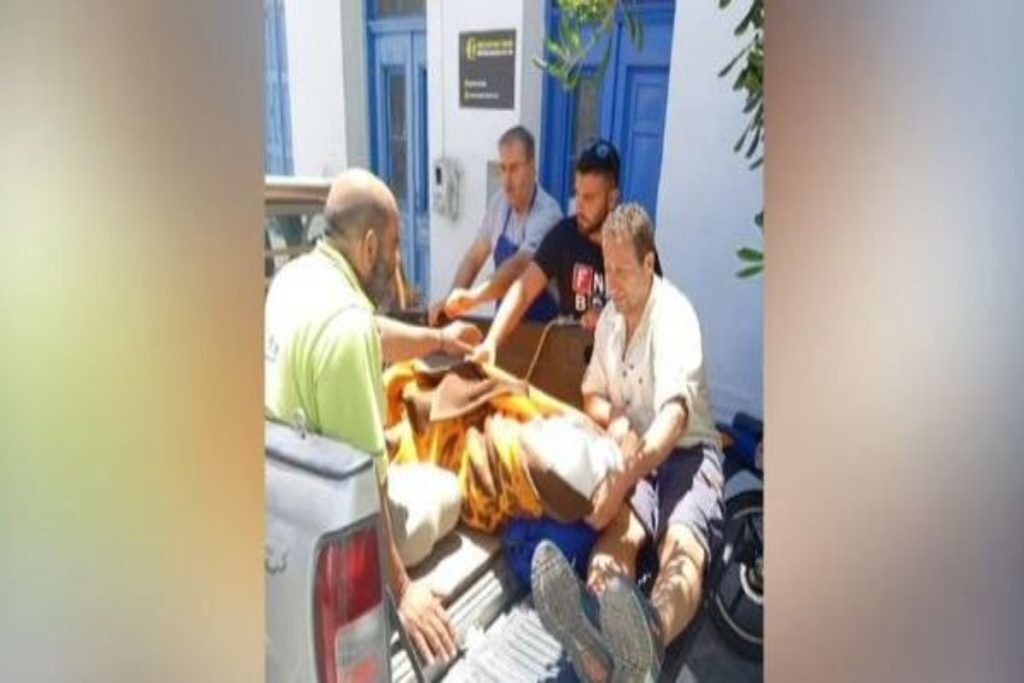 Εικόνες ντροπής στην Ικαρία – Μετέφεραν ασθενή στο κέντρο υγείας σε καρότσα αγροτικού [βίντεο]