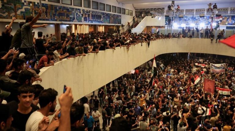 Ιράκ: Οπαδοί του Μοκτάντα Σαντρ καταλαμβάνουν το κοινοβούλιο «μέχρι νεωτέρας»