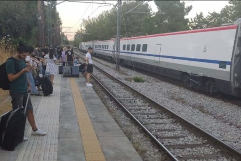Απίστευτη ταλαιπωρία για τους επιβάτες στο «Λευκό Βέλος»: Ακινητοποιήθηκε λόγω βλάβης και εγκλωβίστηκαν