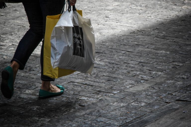 Πώς ψωνίζουν οι Έλληνες καταναλωτές: Οι online αγορές ήρθαν για να μείνουν – Η τσέπη πρώτο κριτήριο, υποχωρούν οι μάρκες