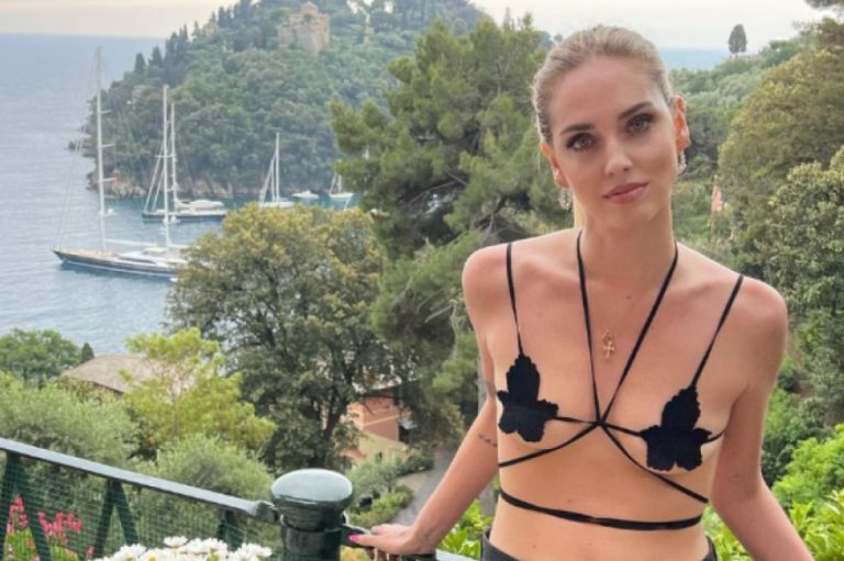 Η Κιάρα Φεράνι ποζάρει τόπλες στην Ύδρα και «γκρέμισε» το Instagram