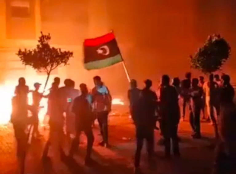 Λιβύη: Διαδηλωτές κατέλαβαν το κοινοβούλιο του Τομπρούκ – Βουλευτές προτείνουν μαζική παραίτηση