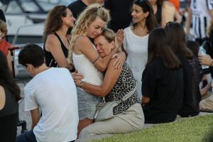 Τραγωδία στο Μάτι: Ρίγη συγκίνησης στη τελετή μνήμης των 103 θυμάτων της φονική πυρκαγιάς