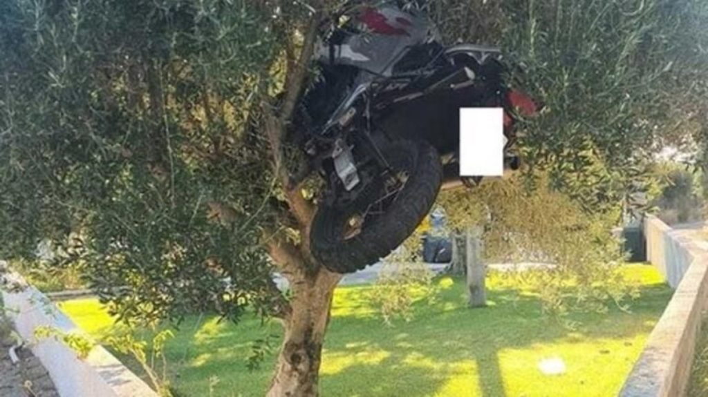 Σοβαρό τροχαίο στο Λασίθι: Μηχανή «σκαρφάλωσε» σε δέντρο